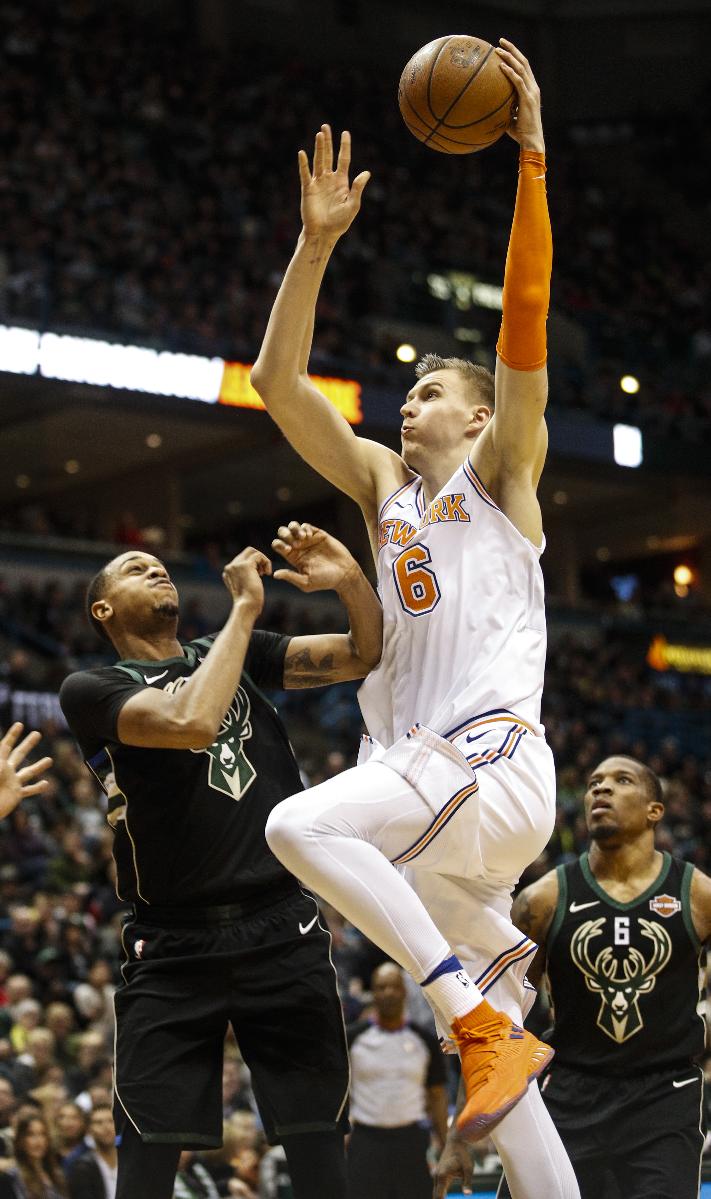 爱游戏-转会期NBA季后赛传出新动向，浙江队再遭质疑，管理层表态——悬念犹存，年轻球员得到机会的简单介绍